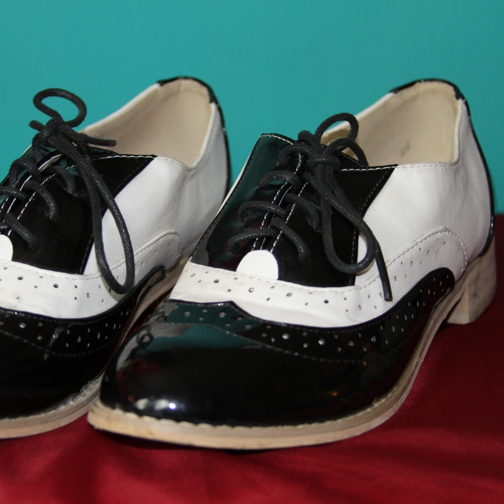Black and White Women’s Oxford Shoes Size 7.5